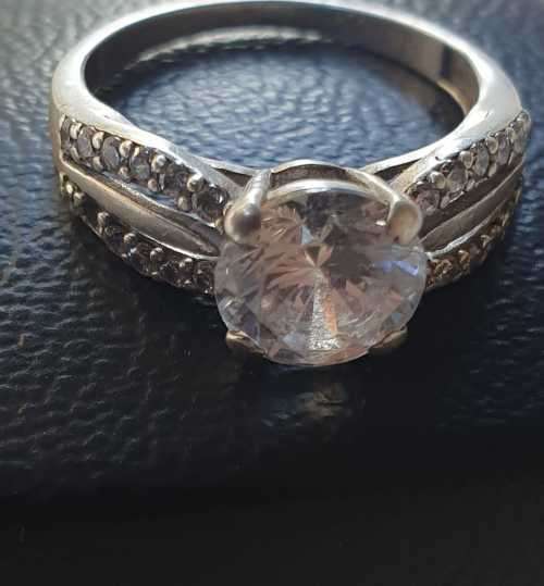 925. Silver Vintage Ring with beautiful stones, very good condition