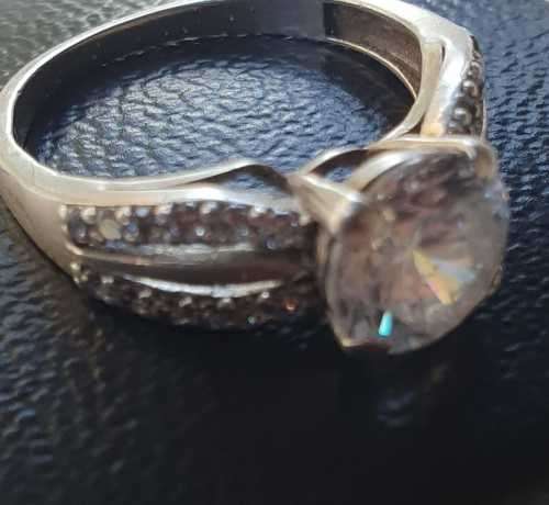 925. Silver Vintage Ring with beautiful stones, very good condition