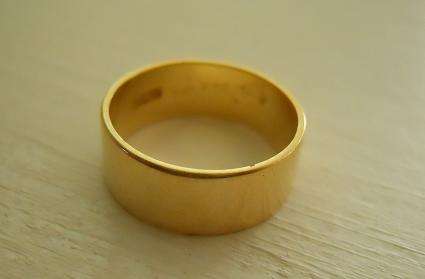 Ladies 18ct Gold Wedding Band