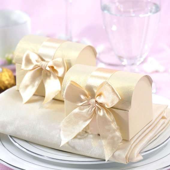 100 ADORABLE CREAM COLOUR FAVOUR BOXES