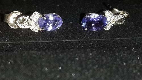beautiful 0.84 carat diamond and tanzanite earrings