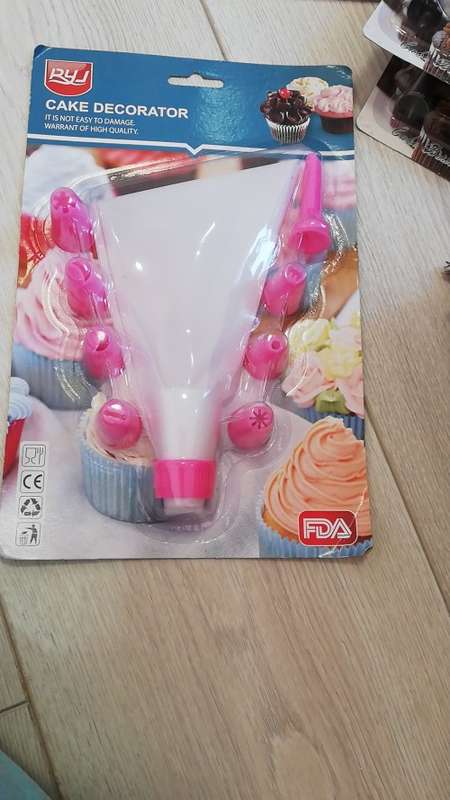 Cake decorator