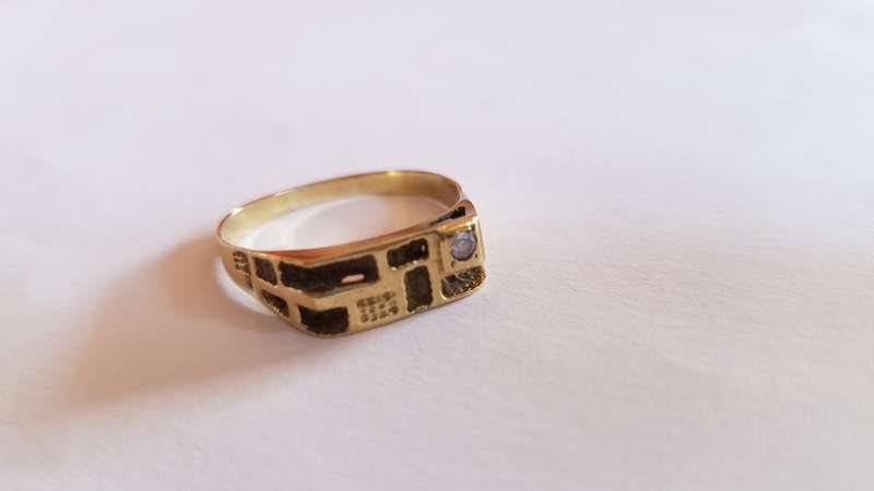 9ct Men's Solid Yellow Gold Ring Crazy R1 Start