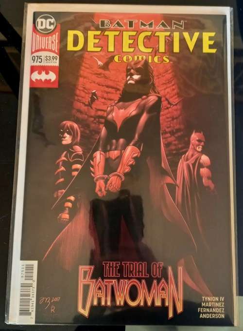 DC Collectibles: Batwoman Season 1 Figurine + 13 Batwoman Comic / Graphic Novels