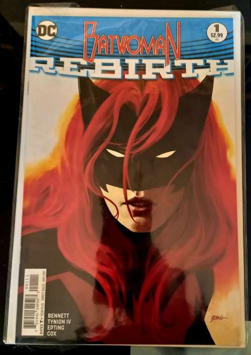 DC Collectibles: Batwoman Season 1 Figurine + 13 Batwoman Comic / Graphic Novels