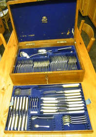 **104 yrs old *** Rogers - 95 Pc. Original & Assembled Old English Cutlery Set in Oak Canteen