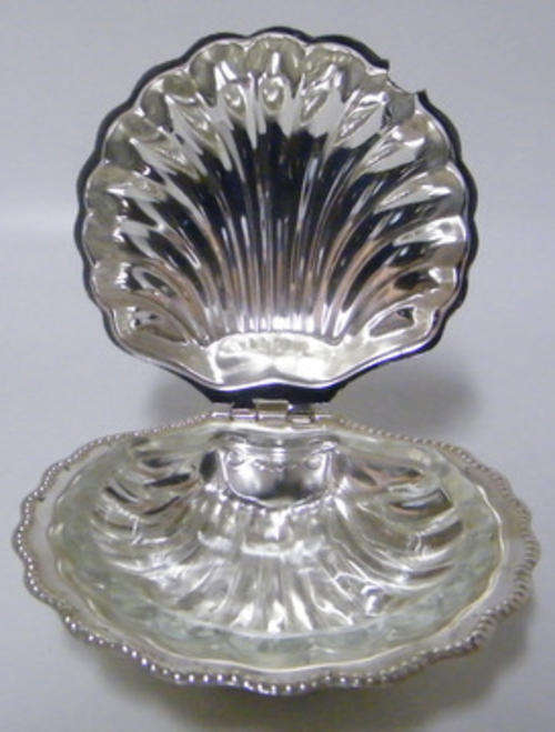 Clam Shaped Butter Dish with hinged lid and glass liner - Pretty!