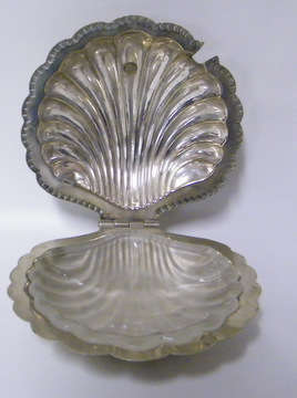 Lovely clam shaped butter dish with hinged lid and glass liner - Crazy R1 N/R!!!
