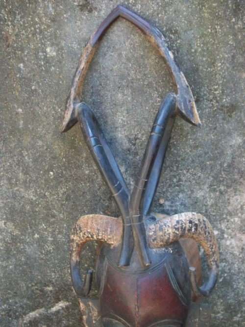 Very large (77cm long) ornately carved African Mask - An Artwork!