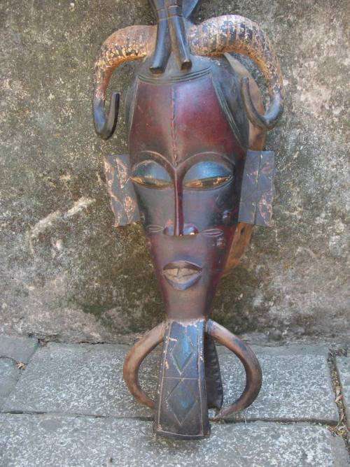 Very large (77cm long) ornately carved African Mask - An Artwork!