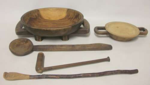 2 Meat trays, 2 spoons and pipe