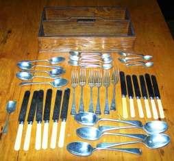 Bonehandle and EP Cutlery in Wooden Cutlery Box with handle - Lovely! R1 N/R!