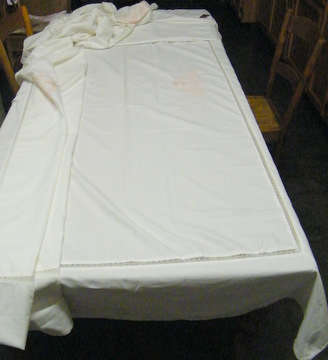 ***R900***  100% Cotton - Large Lace and Embroidered Table Cloth - 2.8x1.8m - AS NEW, Never Used!
