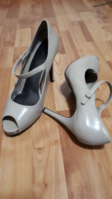 Size 8 Nine West Heels
