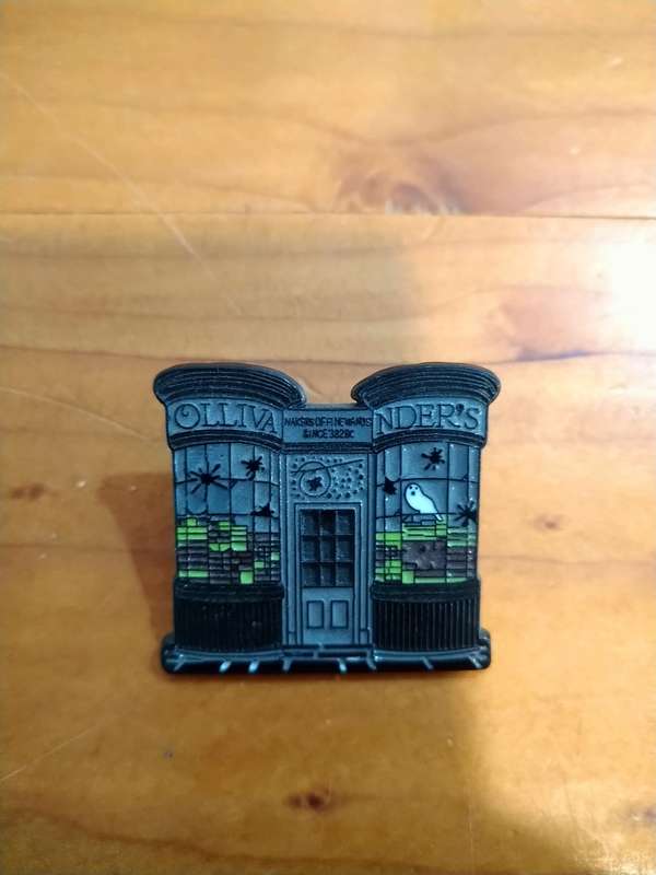 HARRY POTTER OLLIVANDER`S WAND SHOP ENAMEL PIN BROOCH - Harry Potter Merch
