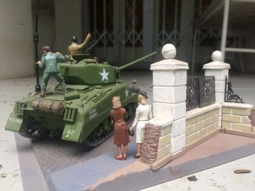 WW2 MODEL DIORAMA 'LIBERATION OF PARIS' LARGE