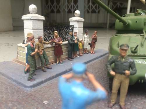 WW2 MODEL DIORAMA 'LIBERATION OF PARIS' LARGE