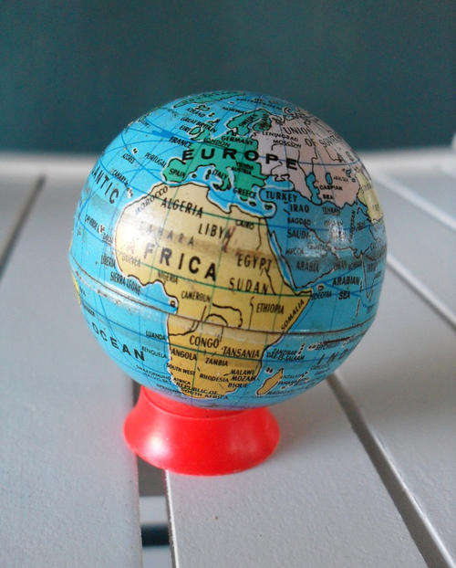 VINTAGE TIN GLOBE PENCIL SHARPENER (REPLOGLE)(READERS DIGEST)(WORLD)(GEOGRAPHY)(KUM)
