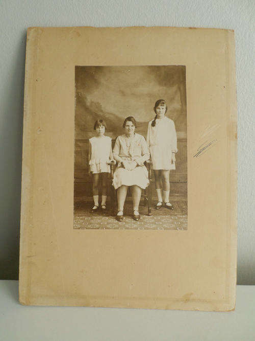 *1/2 YEAR SALE-PRICE DROP* 1901 DATED MAFIKENG PORTRAIT OF MOTHER AND TWO DAUGHTERS - ANGLO BOER WAR