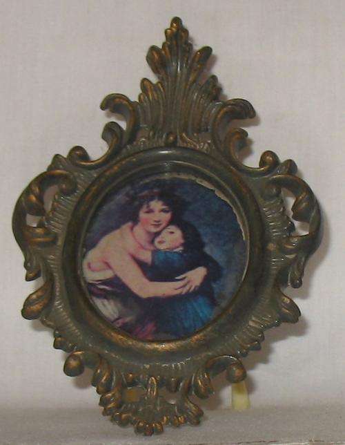 PLASTIC ANTIQUE PICTURE FRAME