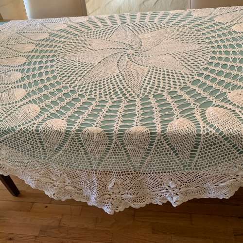 LARGE VINTAGE ROUND WHITE CROCHET TABLECLOTH