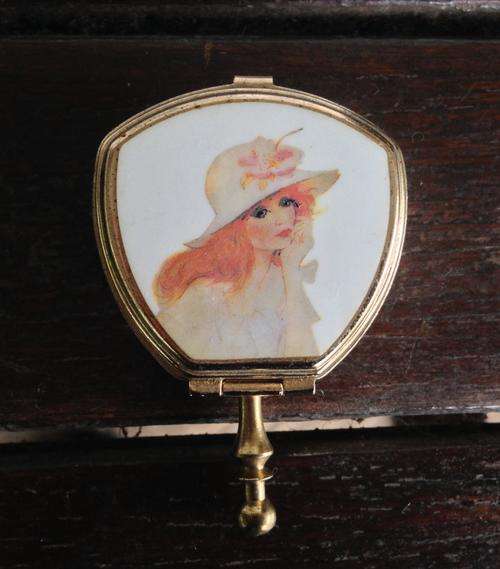 DELIGHTFUL VINTAGE LADIES HANDBAG ASHTRAY