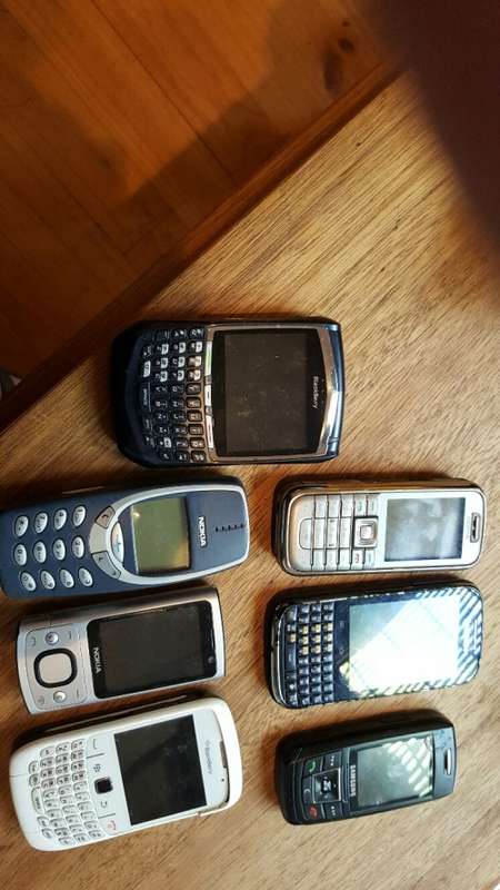 JOBLOT OF "ANTIQUE" CELL PHONES