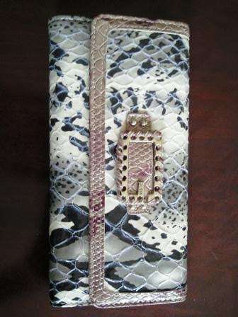 Snap Friday R1 Auction: 100% BRAND NEW Brown Guess Purse - STUNNING!