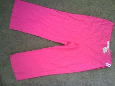 STUNNING 100% BRAND NEW WOOLWORTHS CLASSIC COLLECTION CERISE THREE QUARTER PANTS (8) - RETAILS R200!