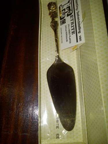 24 CARAT GOLD PLATED CAKE LIFTER (STILL NEW! NEVER USED! IN ORIGINAL "ETRITE" BOX.