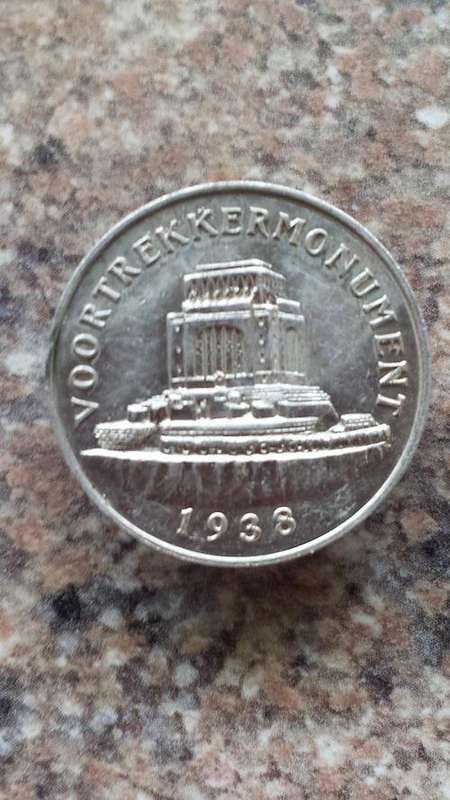 1938 STERLING SILVER BADGE. VOORTREKKER MONUMENT: CENTENARY OF THE "GROOT TREK" - HALLMARK!