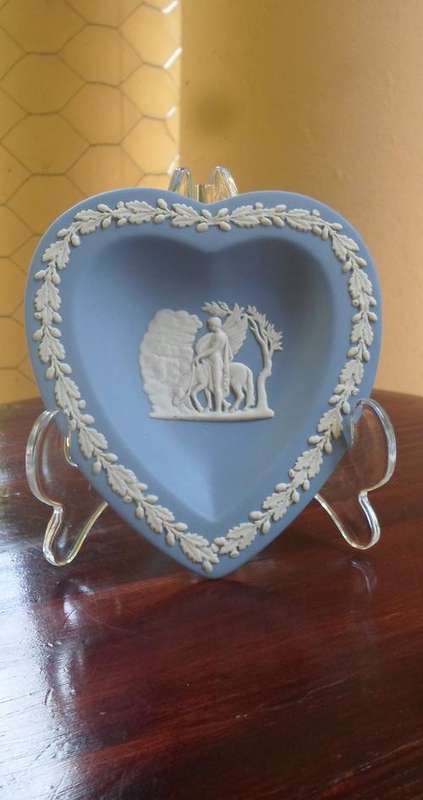 VINTAGE WEDGWOOD HEART SHAPE PIN DISH MINT CONDITION
