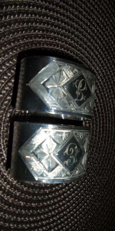 TWO STUNNING SILVER HALLMARKED ENGRAVED SERVIETTE RINGS E & J 61,4 GRAMS