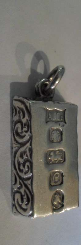 A STUNNING SOLID 999 SILVER INGOT 28,2 GRAMS EMBOSSED DETAIL