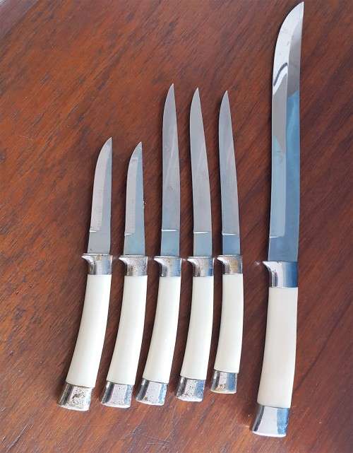 SET OF VINTAGE KNIVES