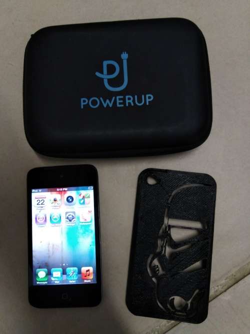 Apple iPod Touch 4th Gen 8GB + Starwars Cover + Hard Pouch