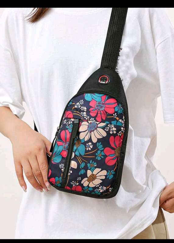 Woman flower crossbody bag