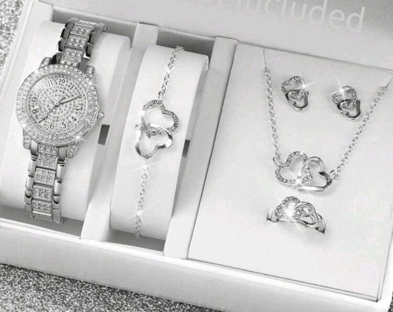 Wow amazing luxurious luxurious diamond decor watch with heart Jewellery