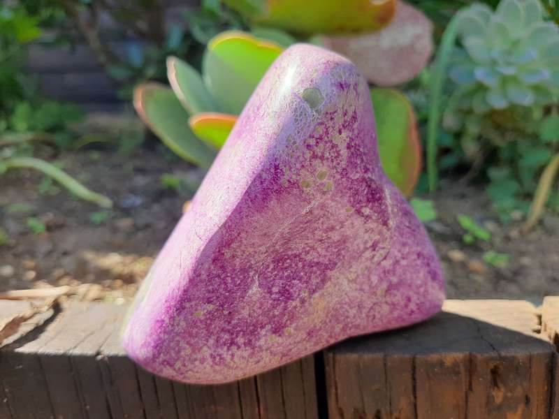 STICHTITE POLISHED  0.375 grams