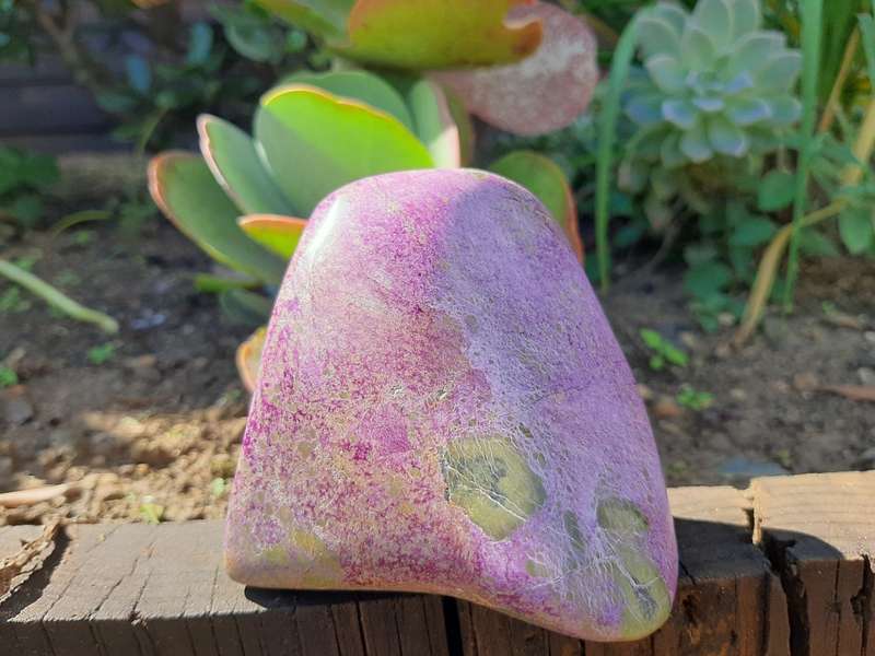 STICHTITE POLISHED  0.375 grams