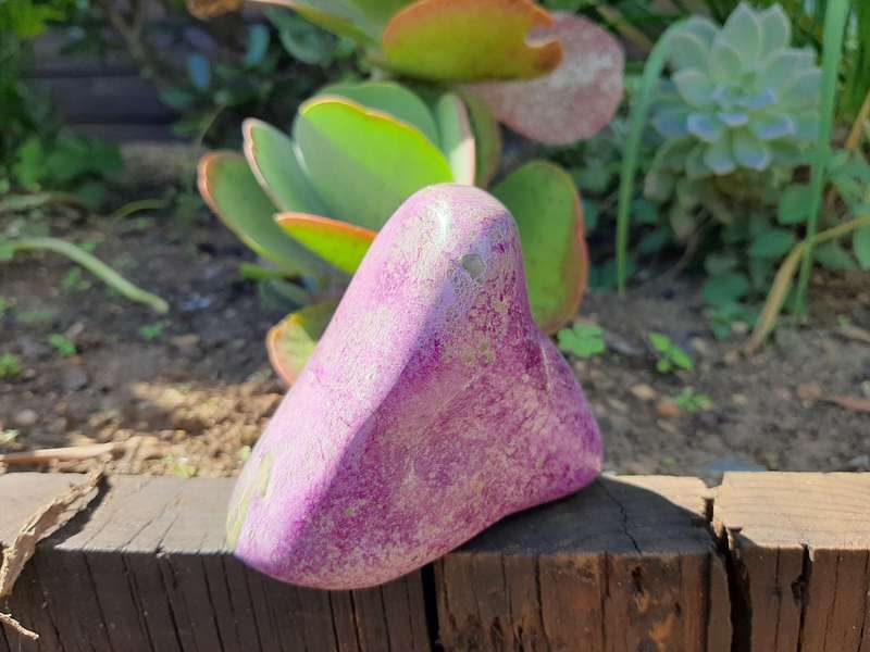 STICHTITE POLISHED  0.375 grams