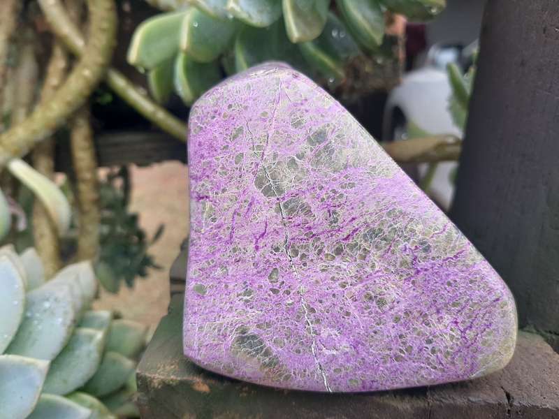 STICHTITE POLISHED  0.465 grams