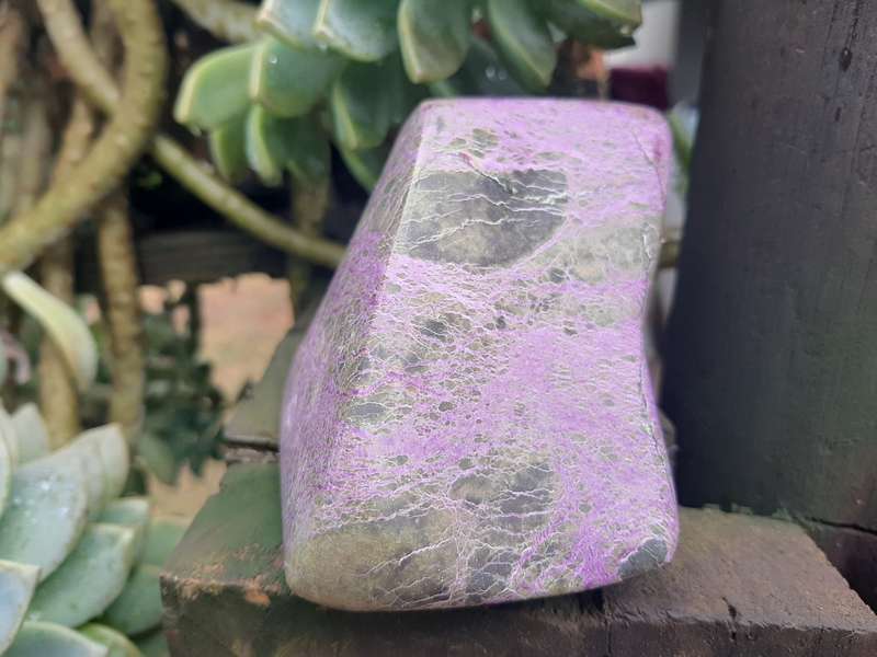 STICHTITE POLISHED  0.465 grams