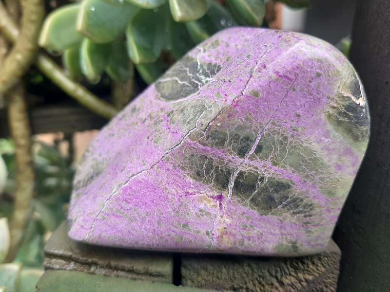 STICHTITE POLISHED  0.465 grams