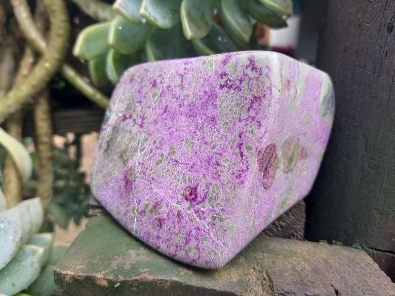 STICHTITE POLISHED  0.465 grams
