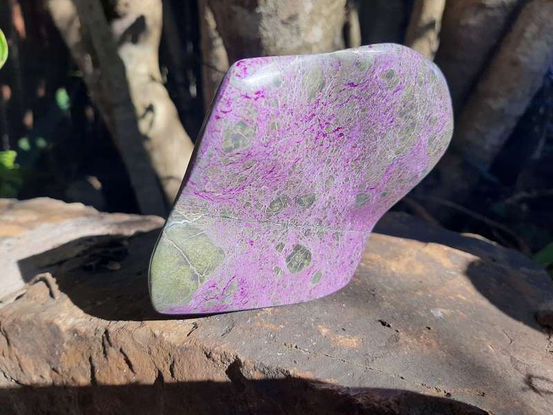STICHTITE POLISHED  0.430 grams