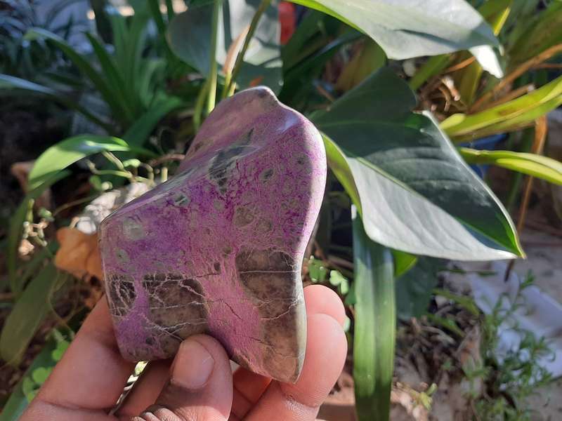 STICHTITE POLISHED  0.430 grams