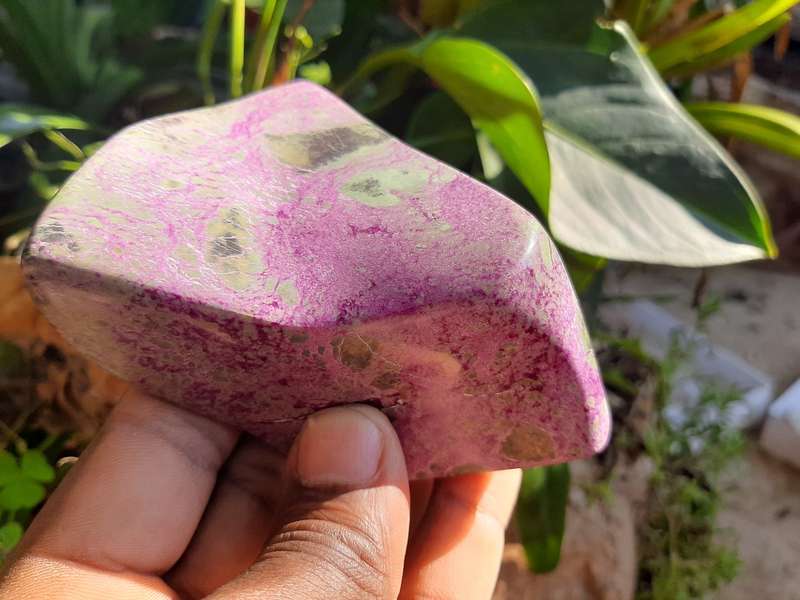 STICHTITE POLISHED  0.430 grams
