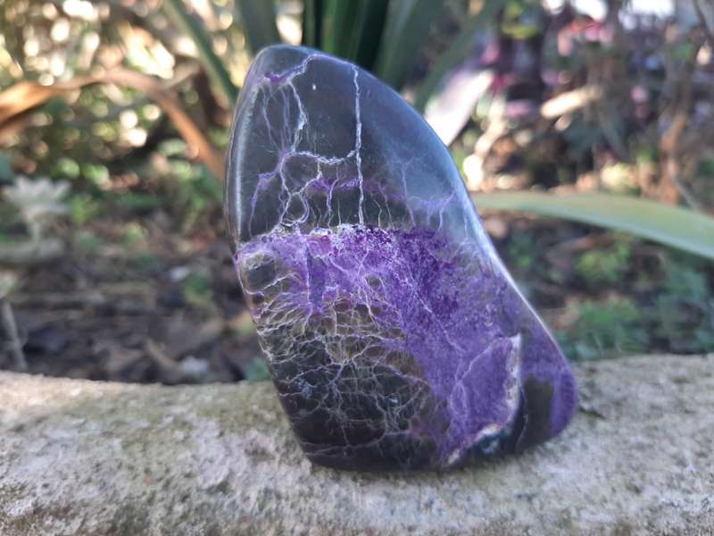 STICHTITE POLISHED  0.195 grams