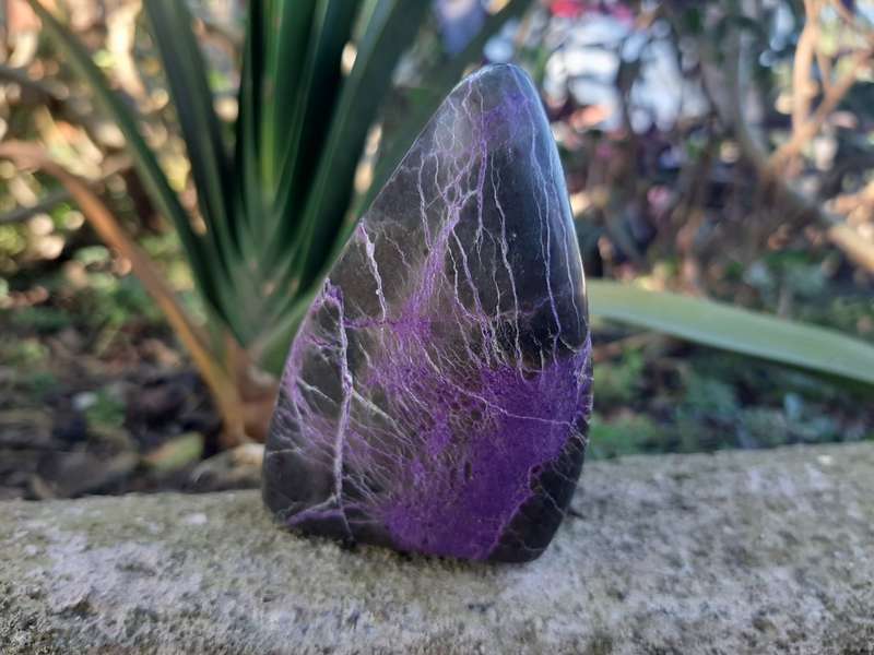 STICHTITE POLISHED  0.195 grams